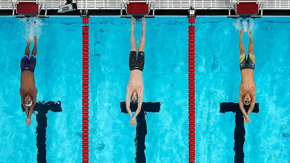 | Photo: AP/David J. Phillip : Men's 200-meter backstroke swimming